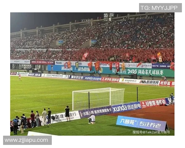 足球明星人物挑战视频展现运动激情与幽默瞬间的精彩合集 足球明星人物挑战视频展现运动激情与幽默瞬间的精彩合集