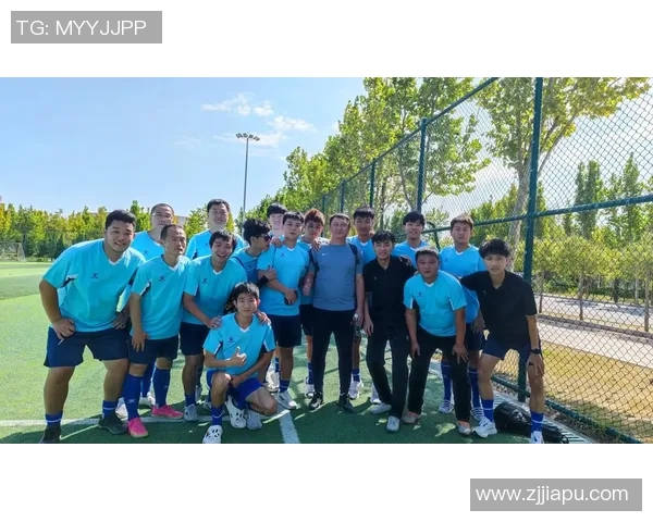 足球明星齐聚一堂精彩瞬间大合影展现球场魅力与友谊的完美结合